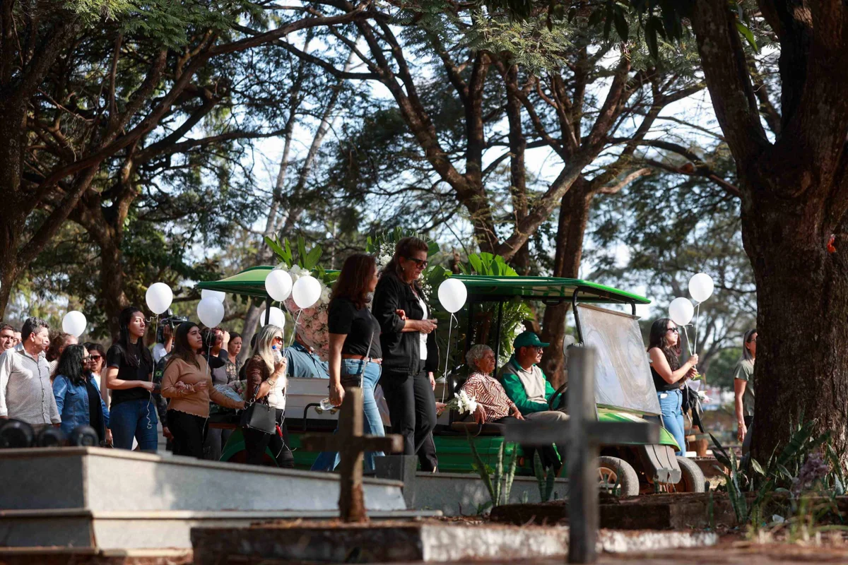 Centenas de pessoas se reuniram para despedida de Valentina Nobre Centenas de pessoas se reuniram para despedida de Valentina Nobre