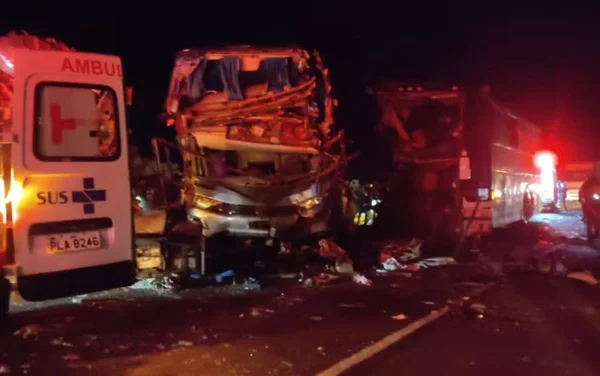 imagem colorida acidente dois onibus e carreta bahia