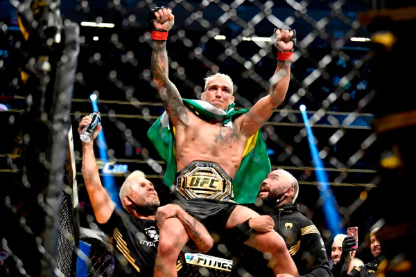 Charles do Bronx com o cinturão do UFC