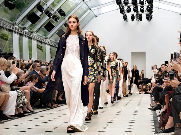 Burberry anuncia nova estratégia de vendas e muda os rumos do calendário da moda