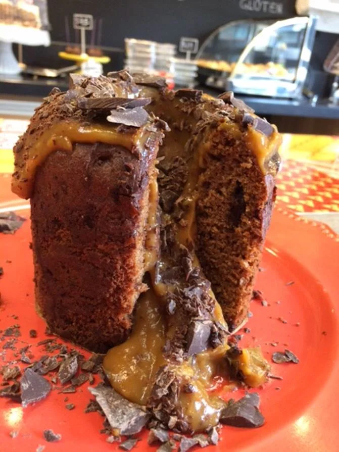 A Quitutices lançou o chocotone recheado (feito com mix de farinhas sem glúten, incluindo a de amêndoas, cacau em pó e pedaços de chocolate belga, recheado com creme de caramelo). A unidade de 440g sai a R$ 50 A Quitutices lançou o chocotone recheado (feito com mix de farinhas sem glúten, incluindo a de amêndoas, cacau em pó e pedaços de chocolate belga, recheado com creme de caramelo). A unidade de 440g sai a R$ 50