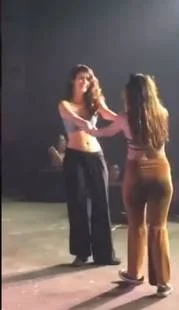 No vídeo, as duas mulheres ensaiam uma dança...