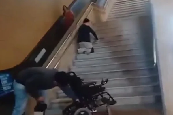 Homem cadeirante é visto subindo escada de metrô de joelhos no DF
