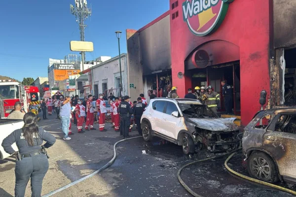 Imagem colorida de incêncio em loja no México - Metrópoles