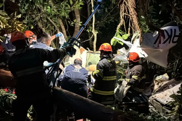 Bombeiros confirmam uma morte em queda de avião no litoral de SP