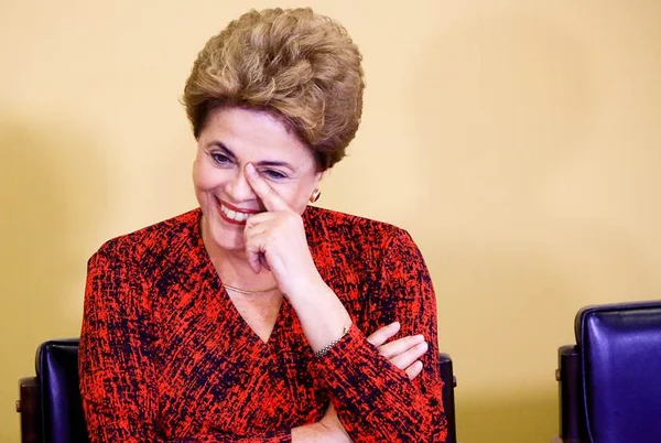 Dilma furou fila para se aposentar com ajuda de ministro, diz revista