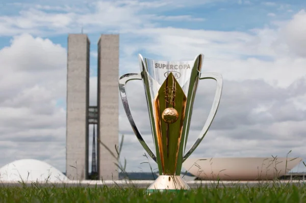 Taça da Supercopa do Brasil faz tour por Brasília antes de Flamengo x Palmeiras