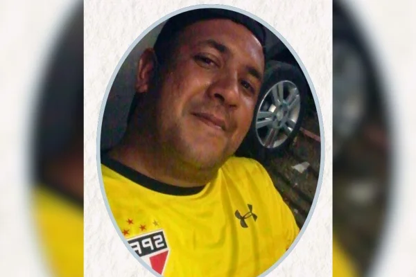 Imagem colorida de homem com camiseta amarela. Metrópoles
