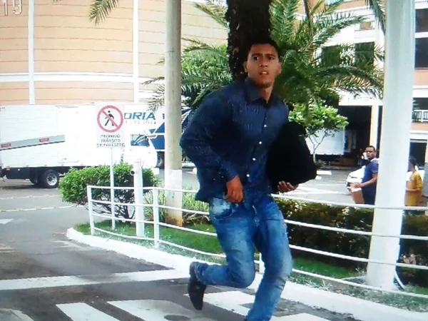 Assaltantes roubam joalheria no Taguatinga Shopping