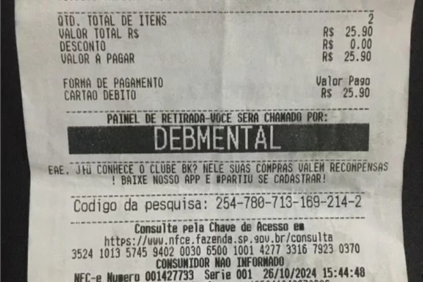 Imagem colorida de nota fiscal com o termo "Debmental". Funcionária acabou demitida - Metrópoles