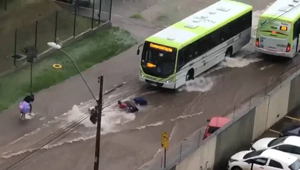 Vídeo: mulher vai parar embaixo de ônibus após cair em enxurrada no DF