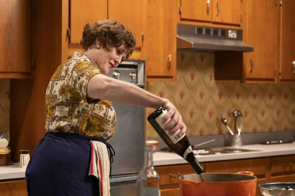foto de mulher de cabelos curtos cozinhando