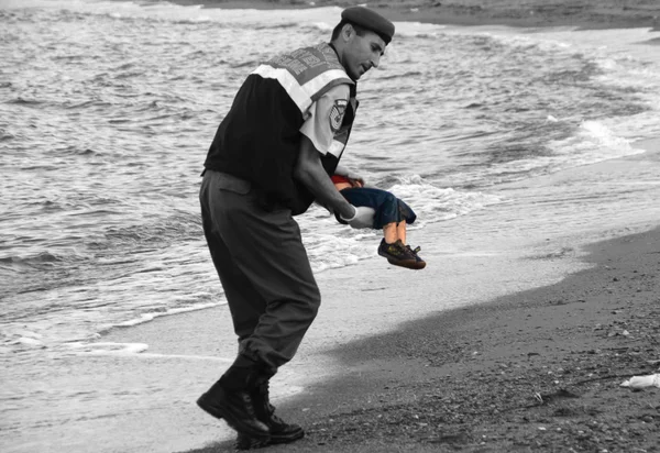 Humor ou barbárie? A segunda morte do pequeno Aylan Kurdi