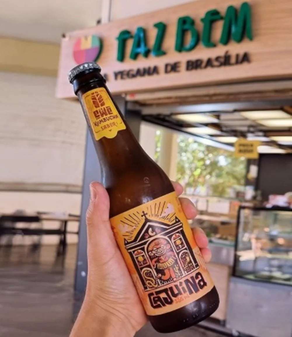 O cardápio oferece cervejas, drinques e bebidas não-alcóolicas O cardápio oferece cervejas, drinques e bebidas não-alcóolicas