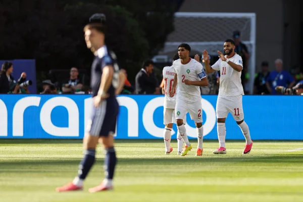Seleção marroquina comemorando gol relâmpago contra a Escócia na Copa do Mundo