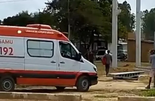 Imagem colorida de uma unidade de ambulância prestando socorro - Metrópoles