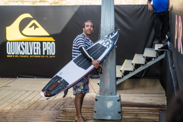 Surfista Jacob Szekely
