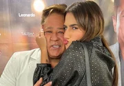 Jéssica Costa aperta o pai, Leonardo, nos bastidores de um show Jéssica Costa aperta o pai, Leonardo, nos bastidores de um show