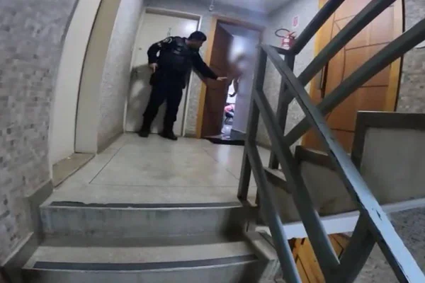 Vídeo: PMDF derruba e imobiliza homem que ameaçava mulher com faca