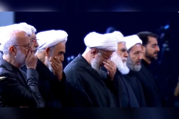 Autoridades iranianas choram em frente ao caixão de Ali Khamenei