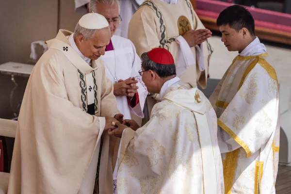 O novo Papa Leão XIV com um anel de pescador e um pálio em sua posse na Praça de São Pedro