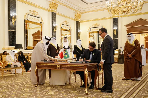 Bolsonaro faz piada homofóbica sobre Mario Frias em evento no Bahrein
