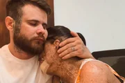 Káh Felipe reebe o carinho do marido, Edmilson Alcântara