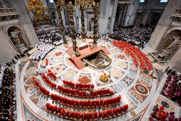 Missa na Basílica de São Pedro inicia conclave que escolherá o papa