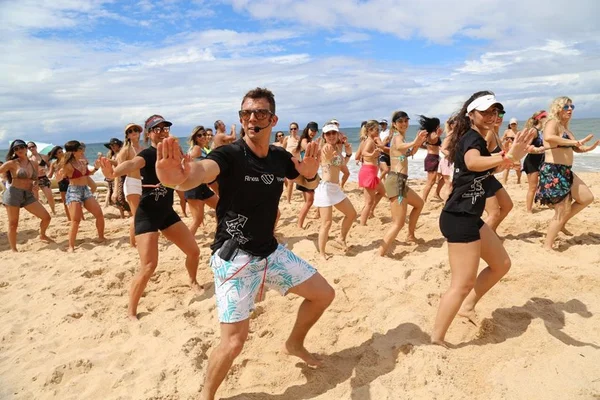 Professor de dança Bruno Mendes leva alunas à viagem fitness na Bahia