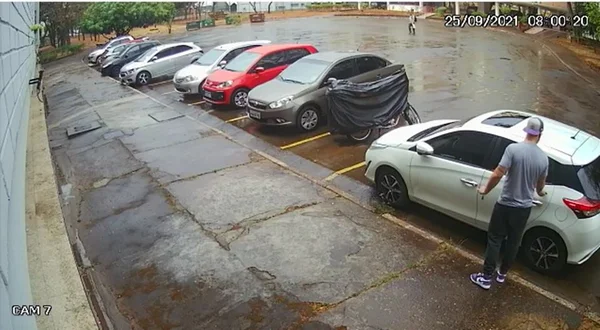 homem arranhando carro