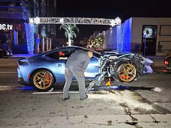 Imagem colorida mostra a Ferrari azul do ator Michael B. Jordan, que ficou destruída após um acidente em Los Angeles - Metrópoles