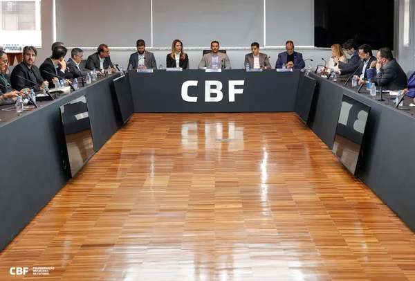 Foto colorida de reunião da Série C - Metrópoles