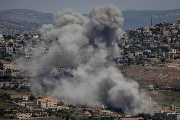 Foto colorida de bombardeio no Líbano - Metrópoles