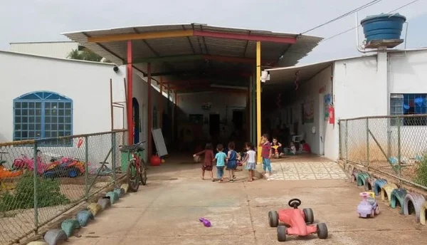 Crianças brincam em pátio