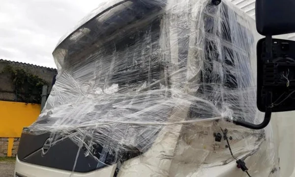 Caminhão é flagrado com plástico no lugar do para-brisa na BR-101 em Biguaçu; veja fotos