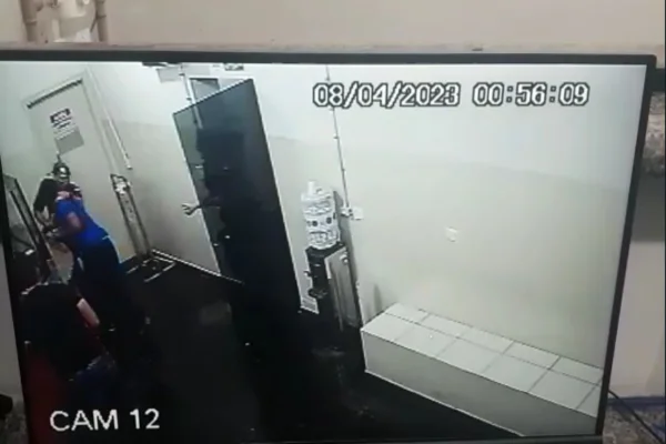 Imagem de câmera de segurança. Homem avança contra policias