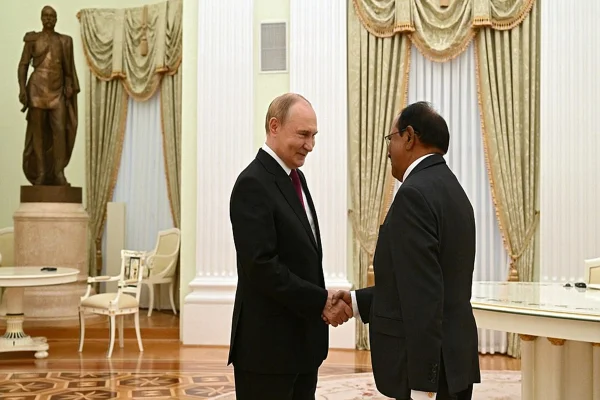 Imagem colorida de Vladimir Putin e Ajit Doval - Metrópoles