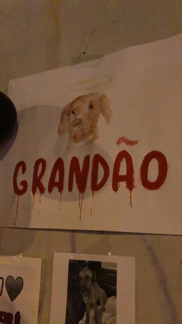 Ilustração representa Grandão com uma auréola. Ilustração representa Grandão com uma auréola.