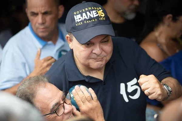 Fotografia colorida de homem com camiseta e boné azuis