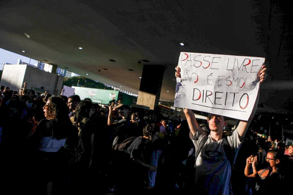 Estudantes protestam na Rodoviária contra mudanças no Passe Livre