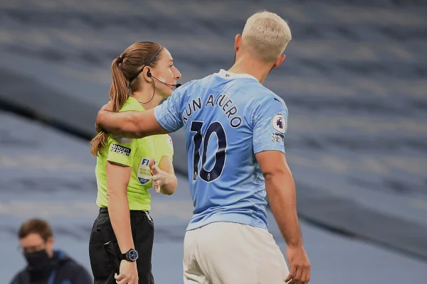 Aguero toca a árbitra em jogo do Manchester City