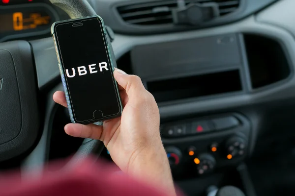 MPT processa Uber e pede indenização de R$ 321 milhões