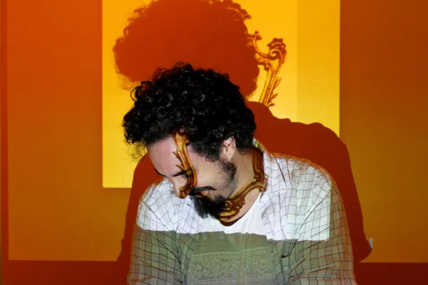 João Angelini vira a pintura do avesso e explora as fronteiras do vídeo