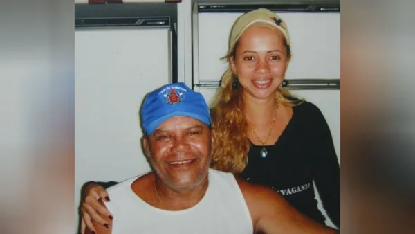 foto colorida de casal de boné