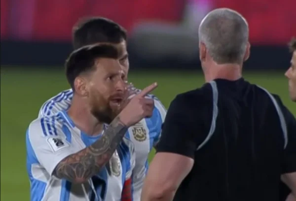 Imagem colorida de Messi apontando dedo para Anderson Daronco, árbitro brasileiro- Metrópoles