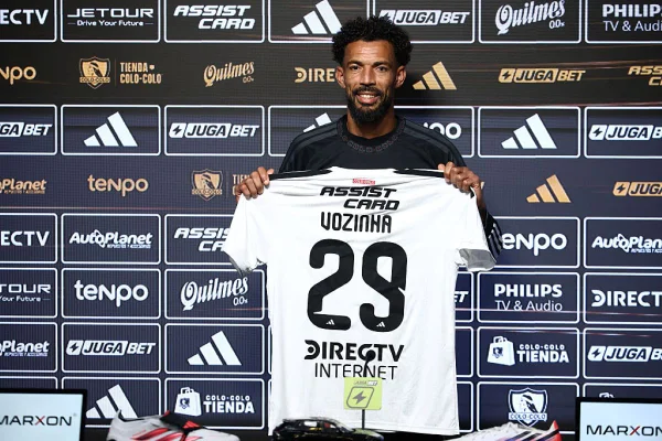 Vozinha é recebido por torcedores do Colo-Colo no Estádio Monumental