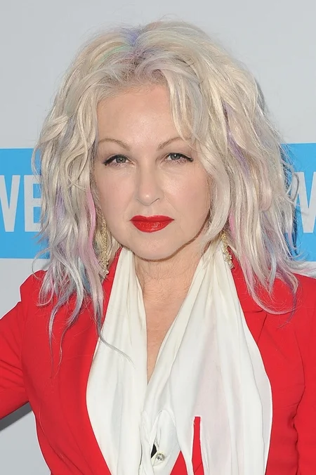 <b>Cyndi Lauper</b>: ícone dos anos 80, a cantora descobriu que tinha psoríase depois que procurou tratamento para estranhas escamas grossas no couro cabeludo. A artista já declarou em entrevista que sentia vergonha do problema de pele e escondia da mídia e dos fãs. Hoje, a cantora faz parte de várias causas em favor dos portadores da doença, como a campanha I’m PSO Ready, e é porta- voz da National Psoriasis Foundation <b>Cyndi Lauper</b>: ícone dos anos 80, a cantora descobriu que tinha psoríase depois que procurou tratamento para estranhas escamas grossas no couro cabeludo. A artista já declarou em entrevista que sentia vergonha do problema de pele e escondia da mídia e dos fãs. Hoje, a cantora faz parte de várias causas em favor dos portadores da doença, como a campanha I’m PSO Ready, e é porta- voz da National Psoriasis Foundation