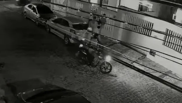 Assalto à mão armada é registrado por câmeras de segurança em Aracaju; veja