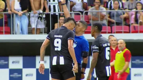 Atacante do Botafogo é suspenso por 30 dias após cabeçada em juiz no DF