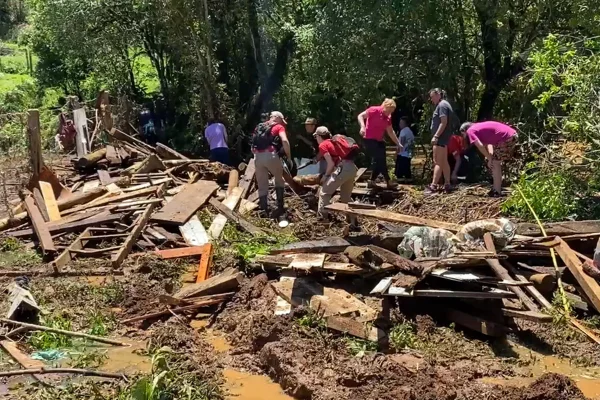 Bombeiros procuram corpo de menina desaparecida